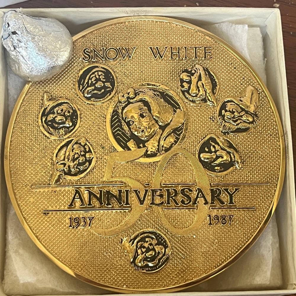 *COLLECTIBLE* Snow White 50th Anniversary Cast Member Belt Buckle
